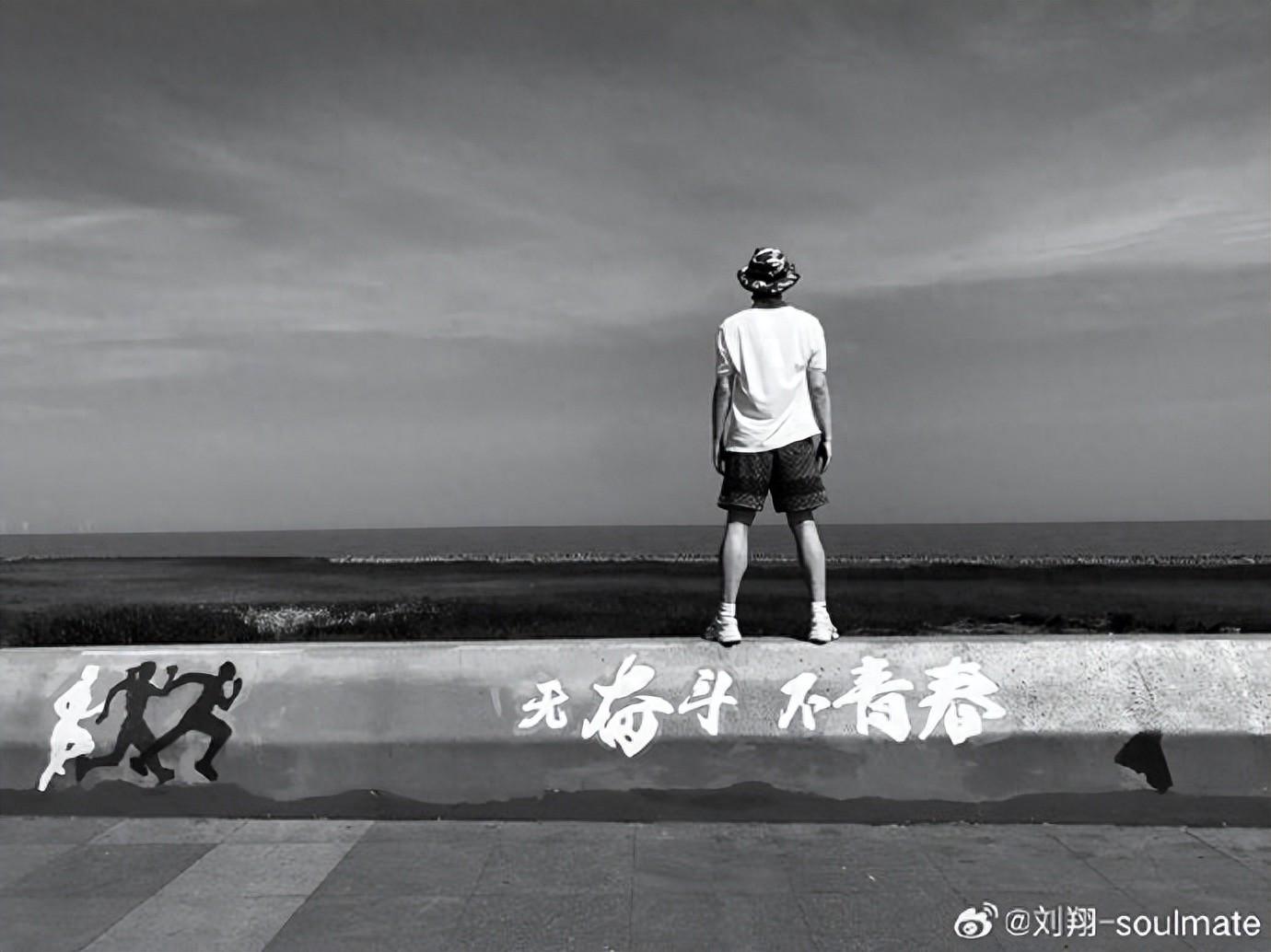 莱昂纳德正式亮相猛龙！与主帅微笑交流：愿倾尽全力帮巴恩斯争冠